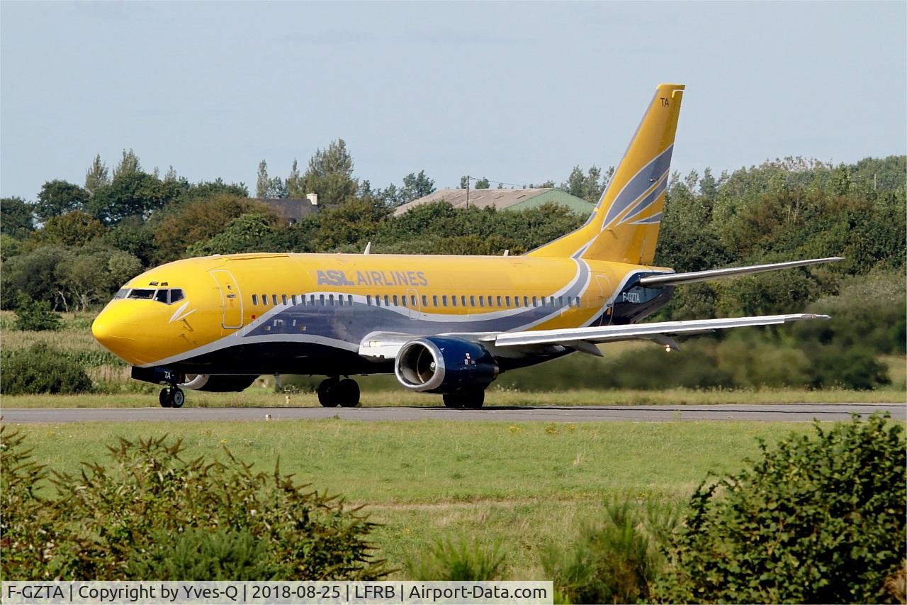 F-GZTA, 1998 Boeing 737-33V(QC) C/N 29333/3084, Boeing 737-33VQC, Ready to take off rwy 25L, Brest-Bretagne airport (LFRB-BES)