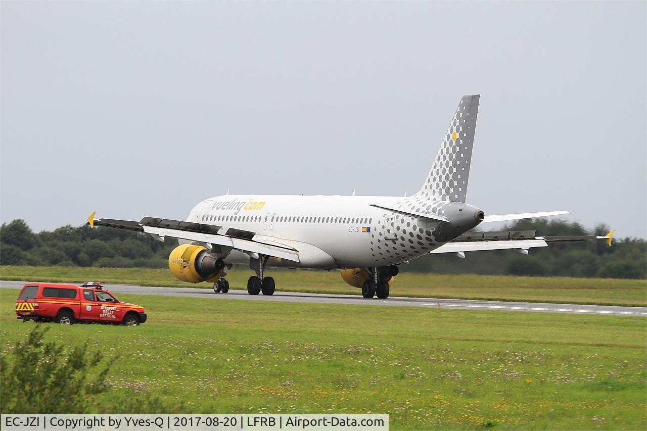 EC-JZI, 2006 Airbus A320-214 C/N 2988, Airbus A320-214, Reverse thrust landing rwy 25L, Brest-Bretagne airport (LFRB-BES)