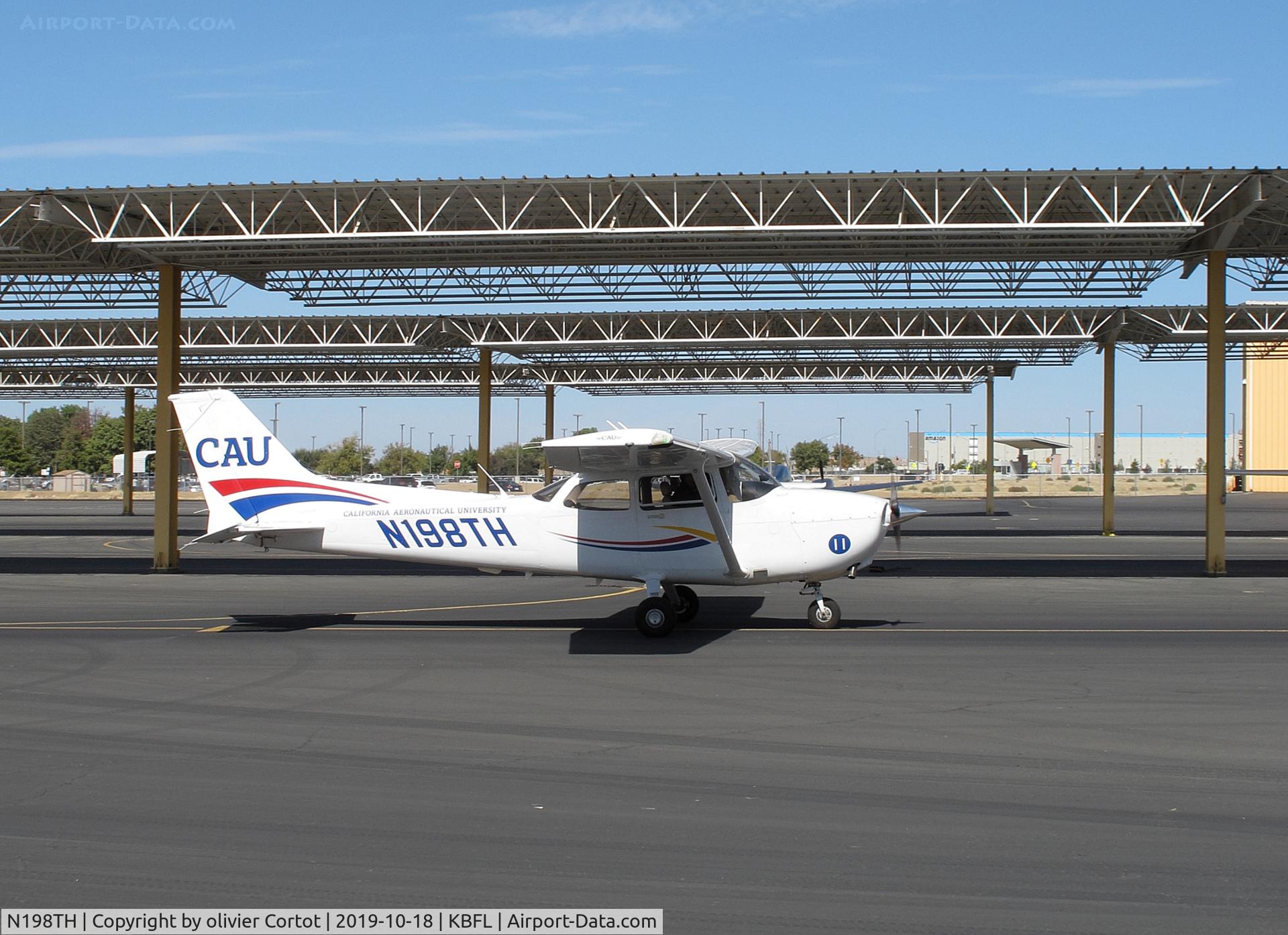 N198TH, 2015 Cessna 172S C/N 172S11554, flying school