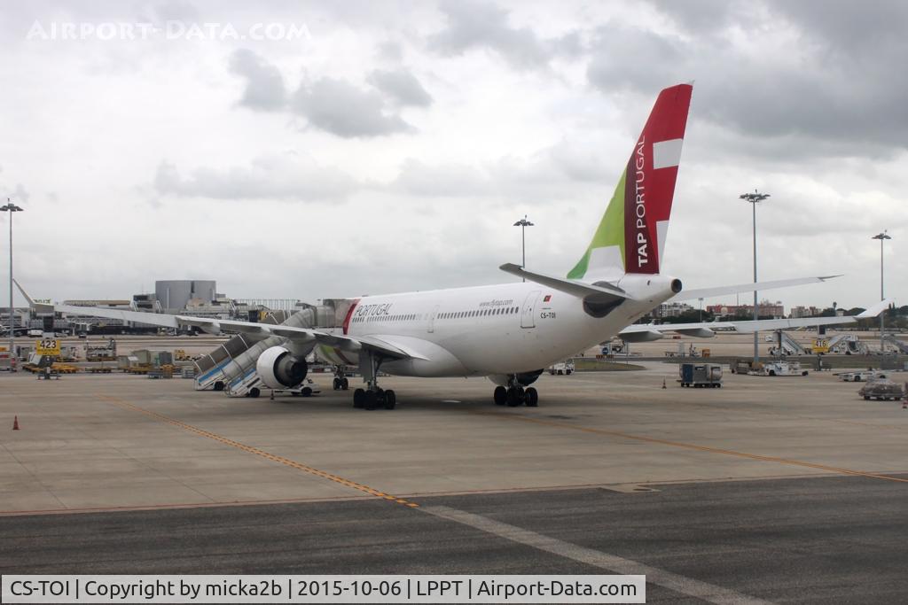 CS-TOI, 1997 Airbus A330-223 C/N 195, Parked. Scrapped in 2019.