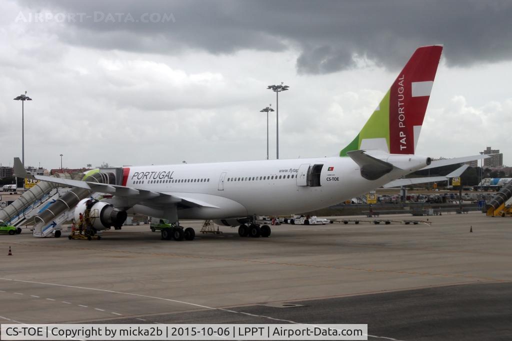 CS-TOE, 1999 Airbus A330-223 C/N 305, Parked