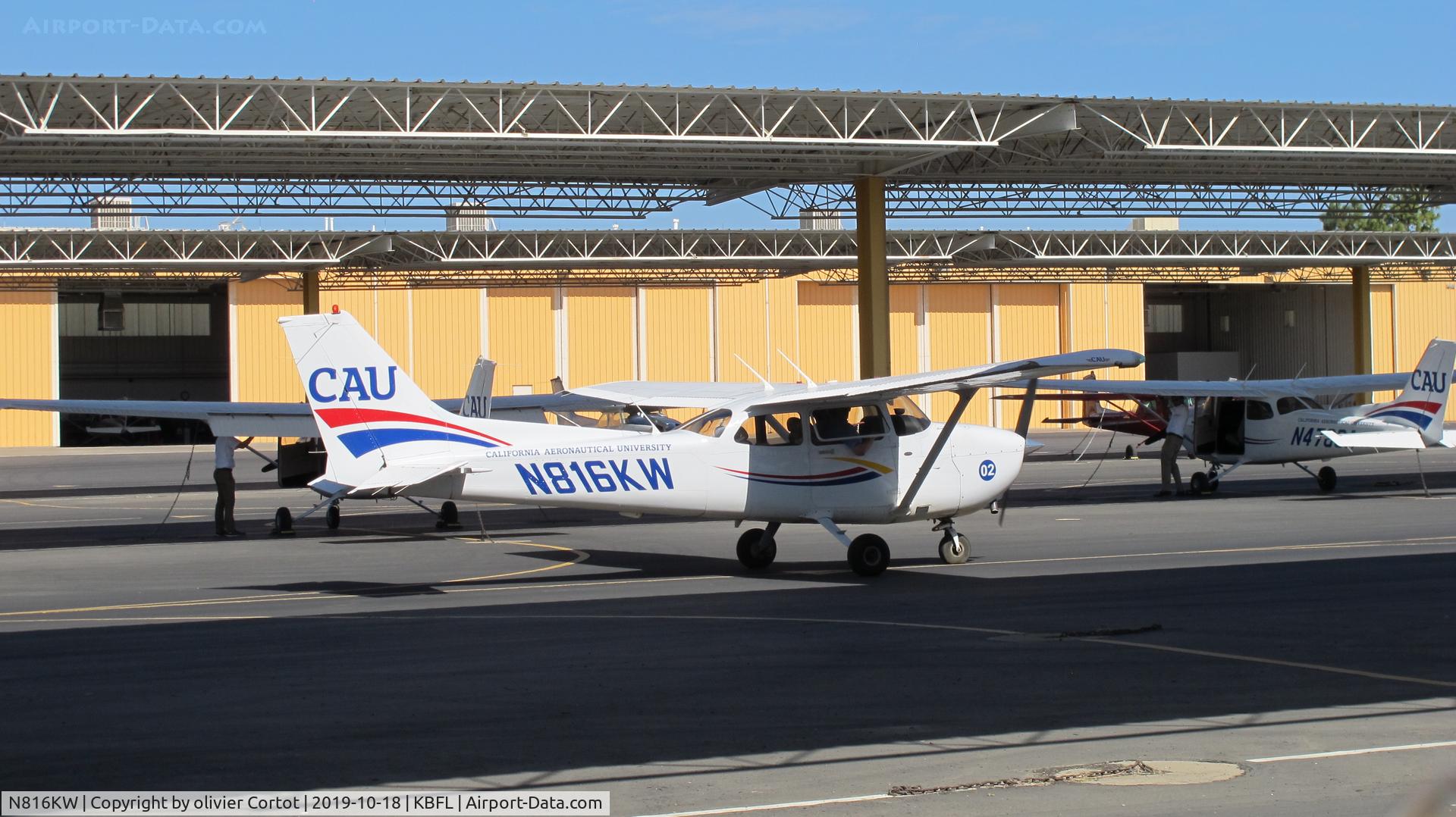 N816KW, 2007 Cessna 172S C/N 172S10601, flying school in Bakersfield