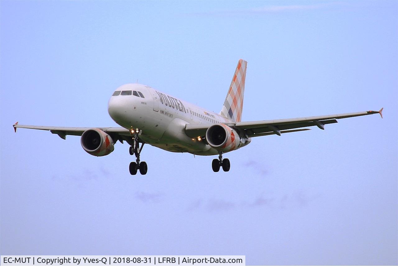 EC-MUT, 2004 Airbus A319-111 C/N 2240, Airbus A319-111, Short approach rwy 25L, Brest-Bretagne Airport (LFRB-BES)
