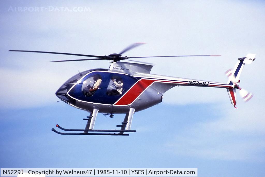 N5229J, Hughes 369E C/N 0148E, Port side view of Hughes 369E / 500E N5229J Cn 0148E flying at the Schofields Airshow on 10Nov1985. The USA Registered helo was then being operated for U.A.A. Films Limited in Sydney. Aust Reg as VH-JBE by May 1986.
