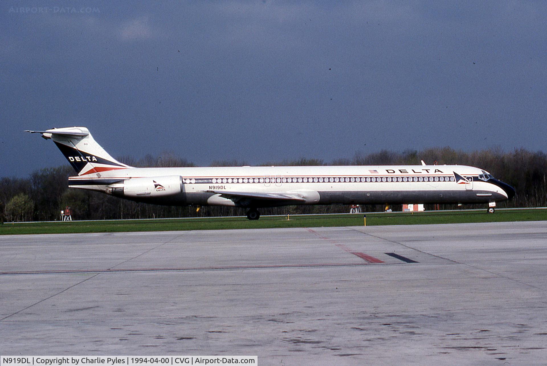 N919DL, 1988 McDonnell Douglas MD-88 C/N 49584, TAxiing to Runway 18