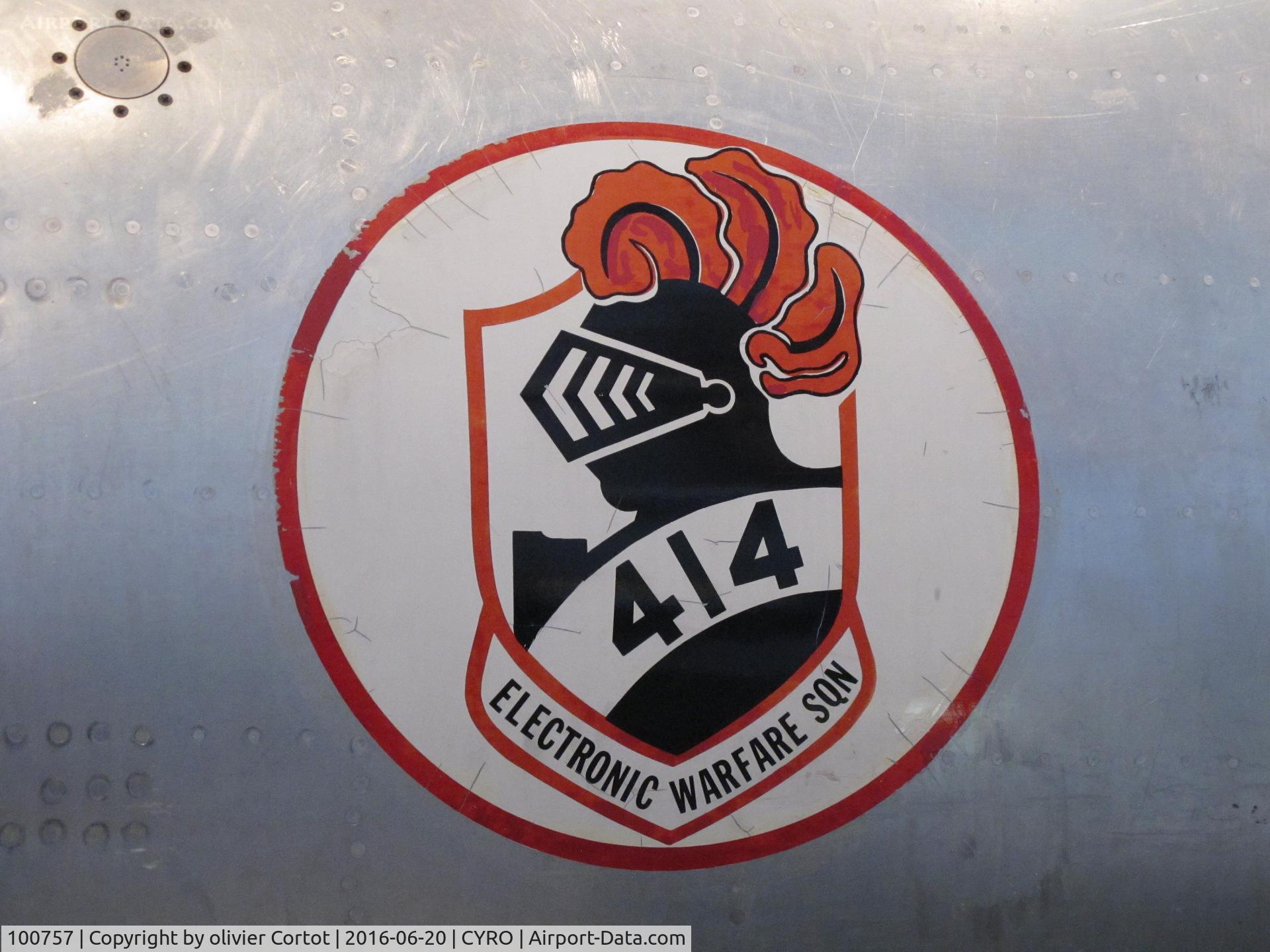 100757, 1958 Avro Canada CF-100 Mk.5 Canuck C/N 100/5/657, squadron insigna