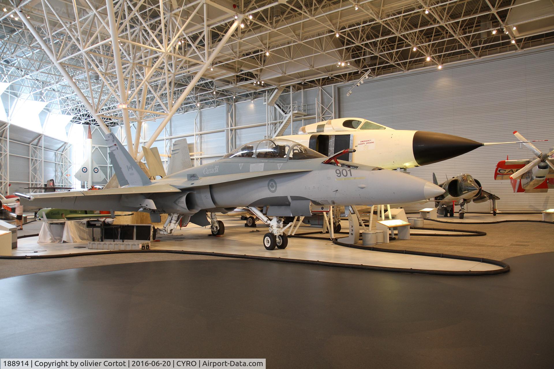 188914, 1983 McDonnell Douglas CF-188B Hornet C/N 175/B038, june 2016