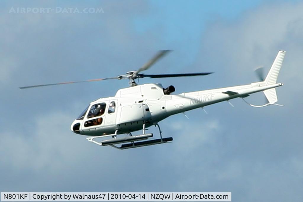 N801KF, 1994 Aerospatiale AS-350B-2 Ecureuil C/N 2789, Rear Portside view of USA Regd Eurocopter AS-350B-2 N801KF Cn 2789 departing Queens Wharf Heliport NZQW Wellington NZ on 14Apr2010. The helo was embarked on luxury vessel SuRi, docked there at the time. (Low Res).