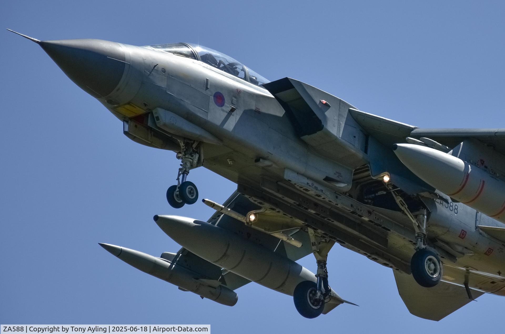 ZA588, 1981 Panavia Tornado GR.4 C/N 098/BS031/3052, Taken on finals at RAF marham