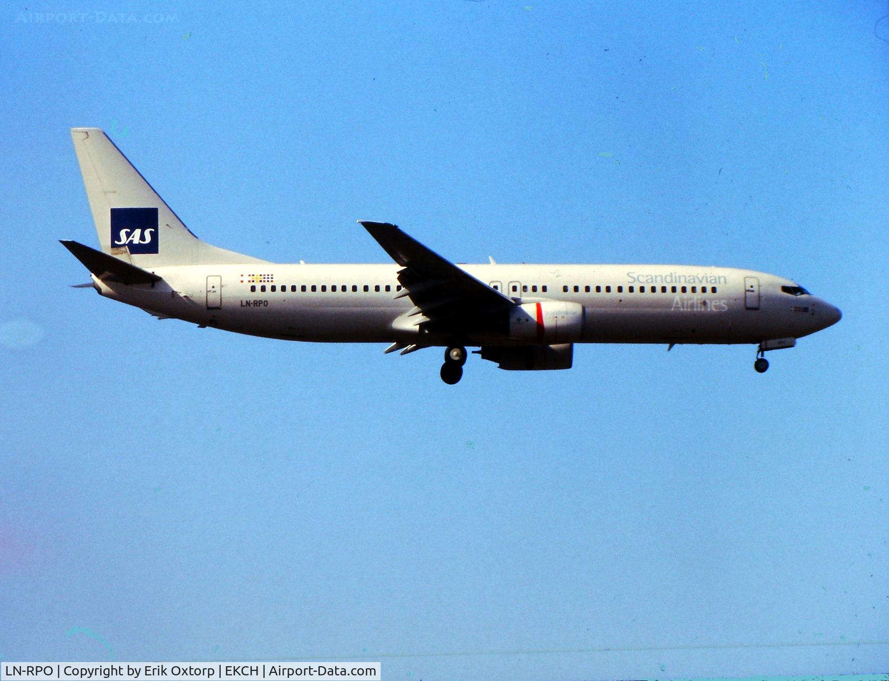 LN-RPO, 2000 Boeing 737-883 C/N 30467, OY-RPO (in non standard c/s) landing rw 04L. 
Scanned slide