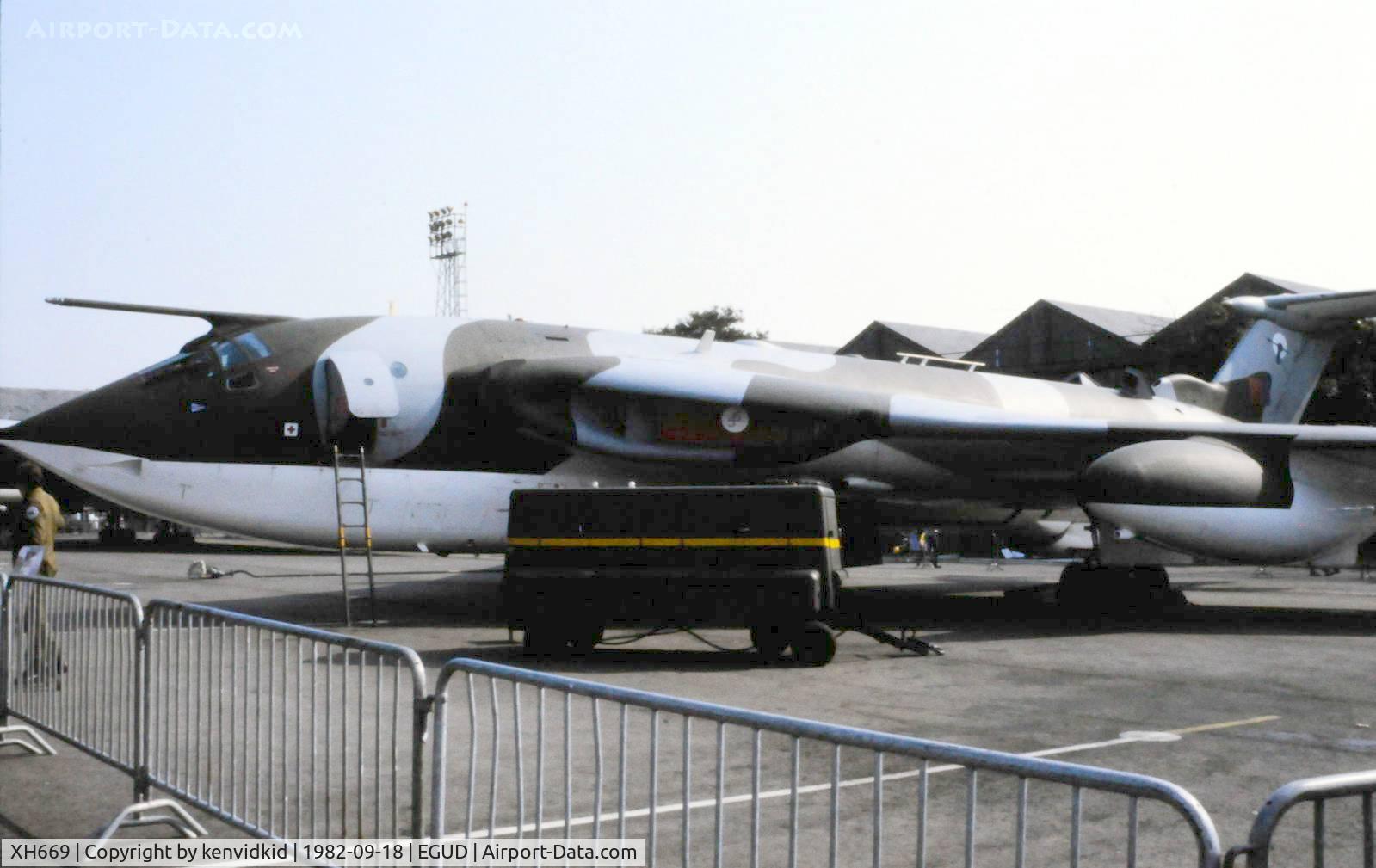 XH669, 1959 Handley Page Victor K.2 C/N HP80/54, On static display at the 1982 Abingdon air show.