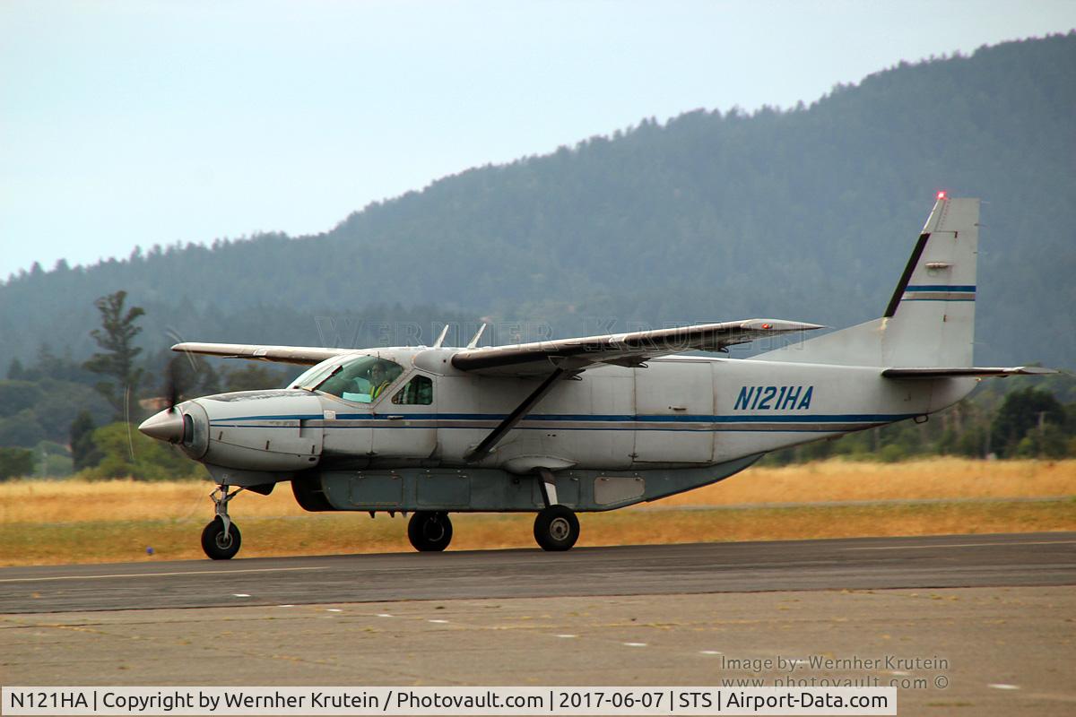 N121HA, 1988 Cessna 208B Grand Caravan C/N 208B0069, I often like to go to my local regional airport and just hang out and watch the aircraft land and take-off.