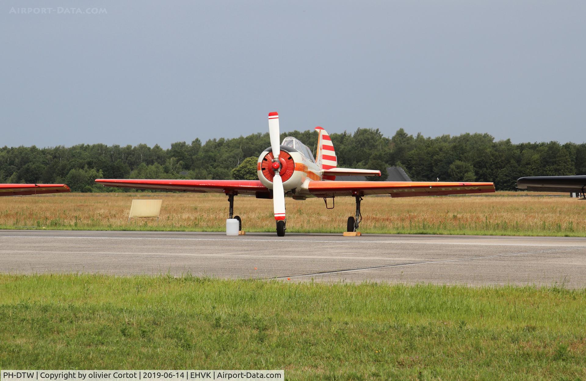 PH-DTW, 1991 Yakovlev (Aerostar) Yak-52 C/N 9111413, front view