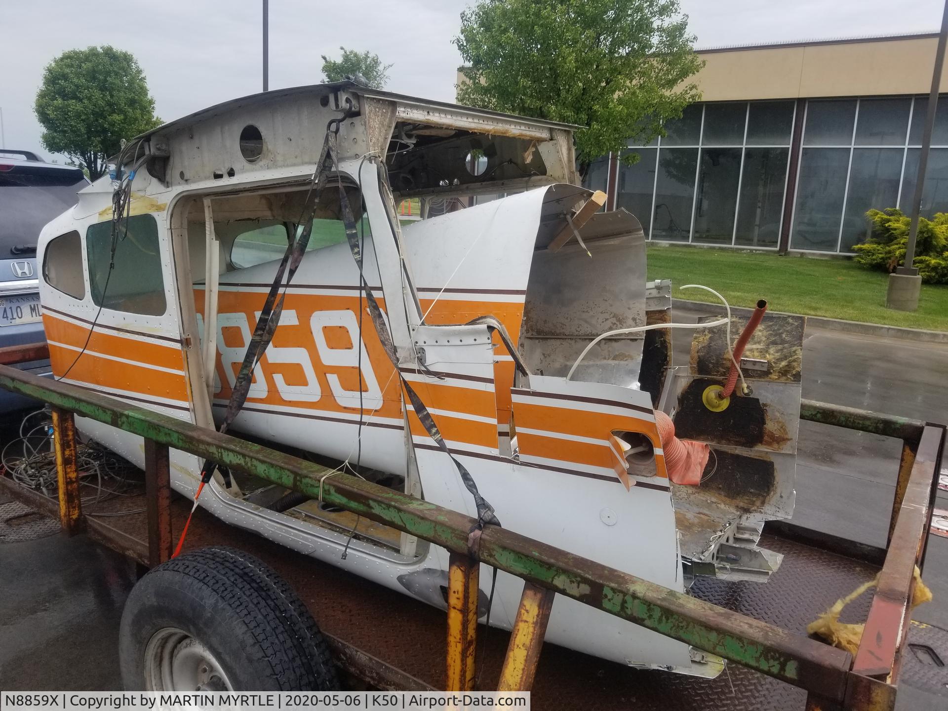 N8859X, 1960 Cessna 182D Skylane C/N 18253259, On it's way to be sold for scrap.  Many parts live in N8882X, others may find use in other aircraft.