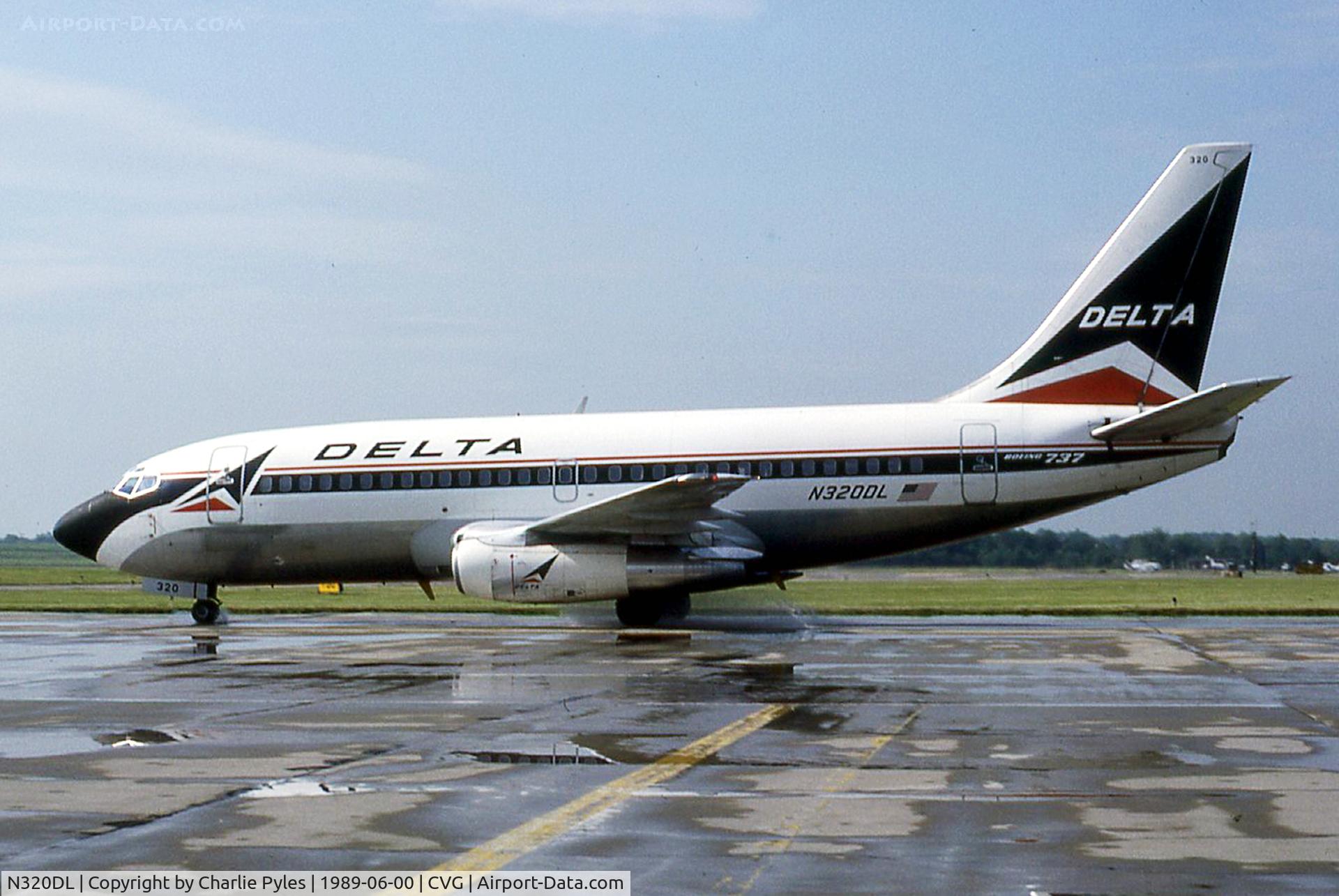 N320DL, 1984 Boeing 737-232 C/N 23092, Taxiing