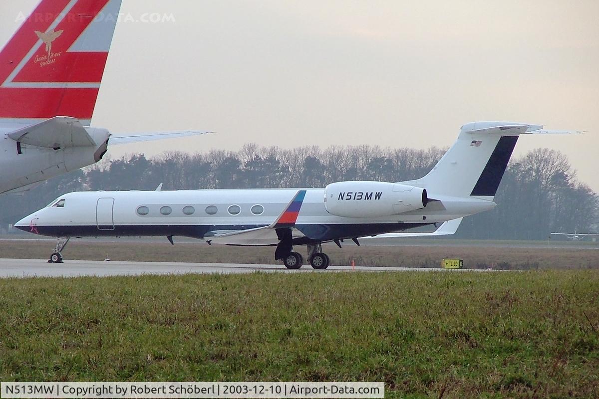 N513MW, 1997 Gulfstream Aerospace G-V C/N 510, N513MW @ LOWG 2003