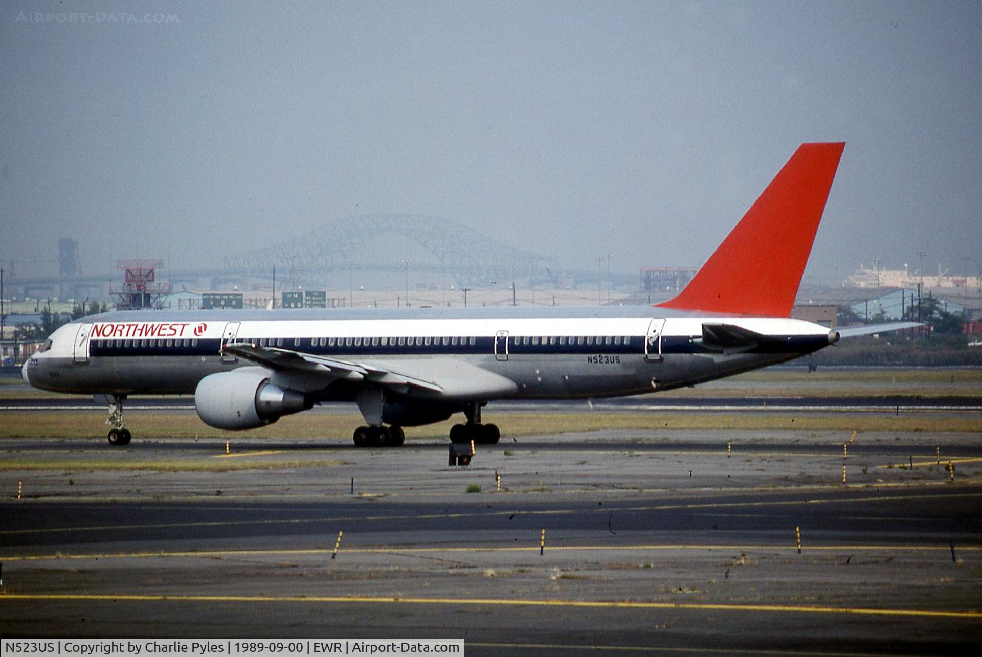 N523US, 1987 Boeing 757-251 C/N 23617, Taxiing at EWR