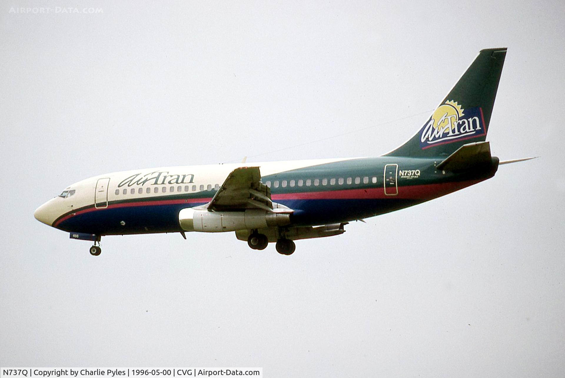 N737Q, 1976 Boeing 737-2L9 C/N 21279, Short Final