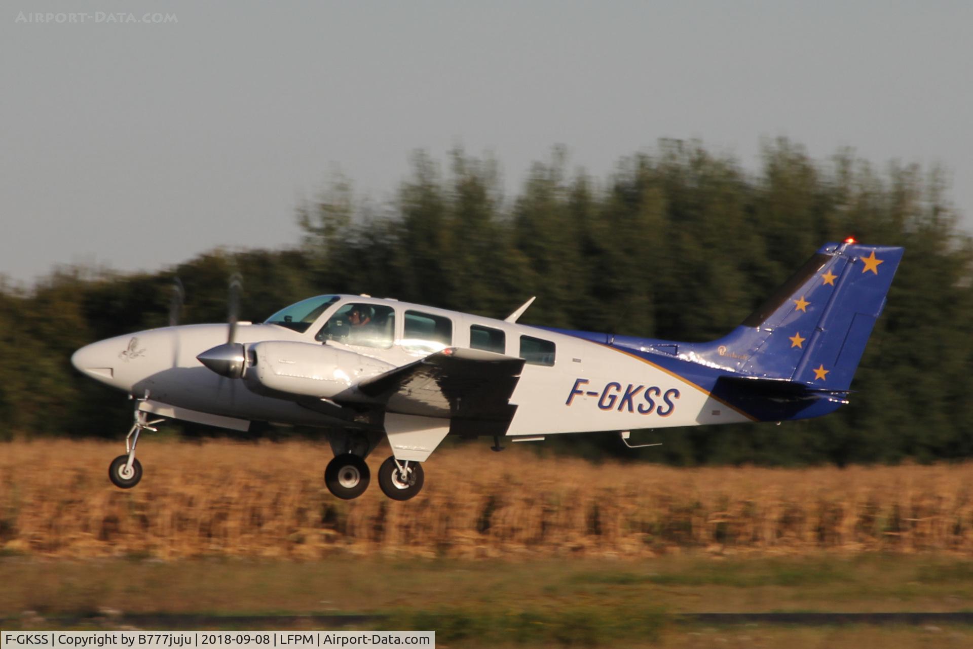 F-GKSS, 1971 Beech 58 Baron C/N TH-154, at Melun