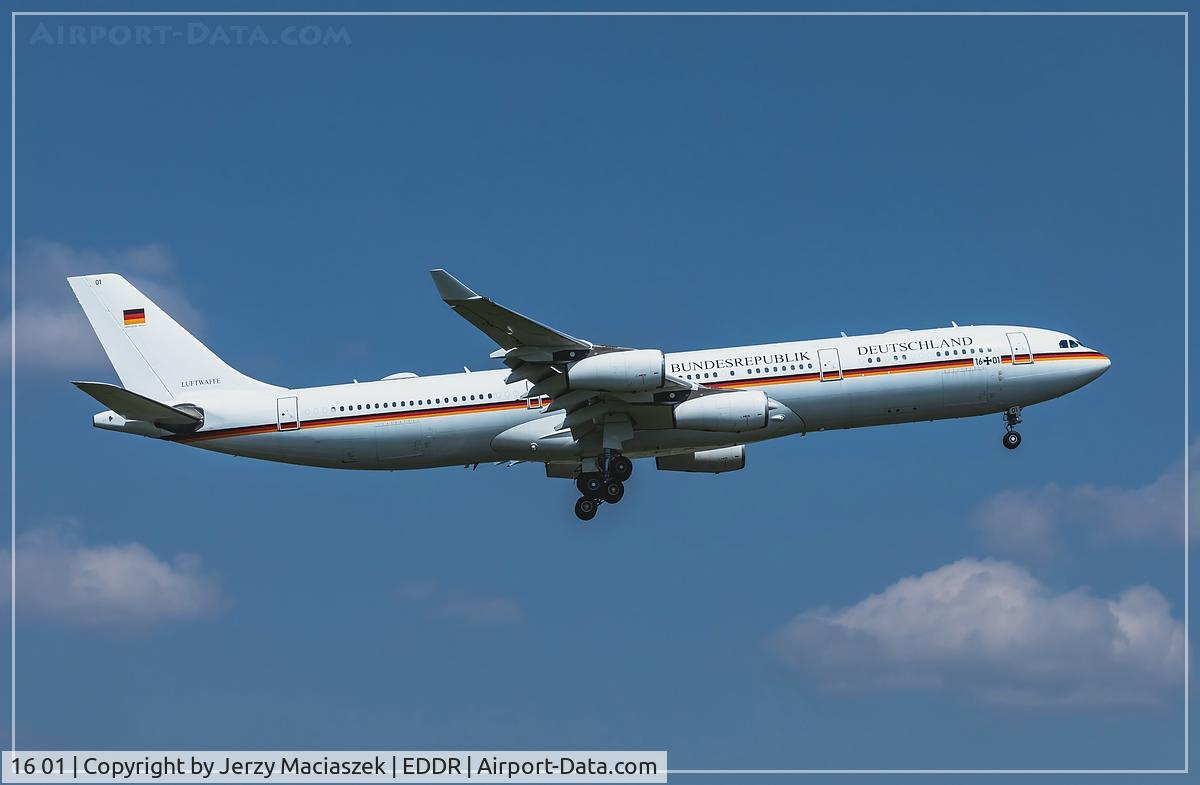 16 01, 1999 Airbus A340-313X C/N 274, 1999 Airbus A340-313X, c/n: 274
Low approach SCN