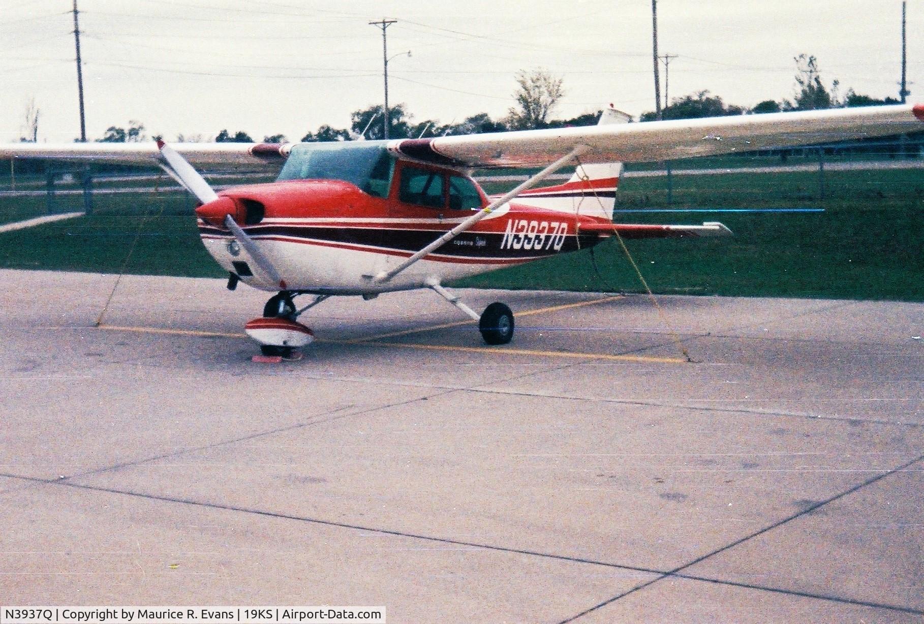 N3937Q, 1971 Cessna 172L C/N 17260037, Taken at the Chanute, Kansas Municipal Airport, Kansas...The photo was taken in 1998 or 1999.