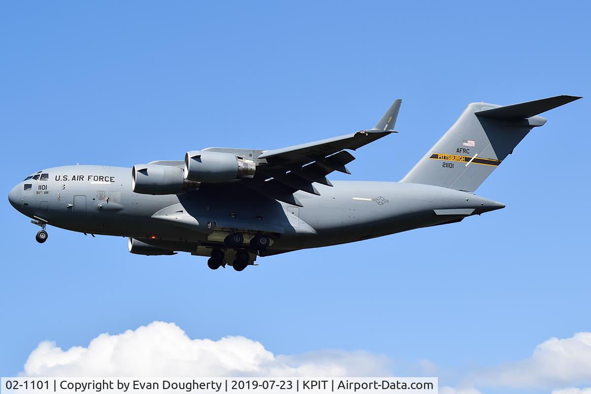 02-1101, 2002 Boeing C-17A Globemaster III C/N 50109/F108, On final for RWY 32 from YNG.