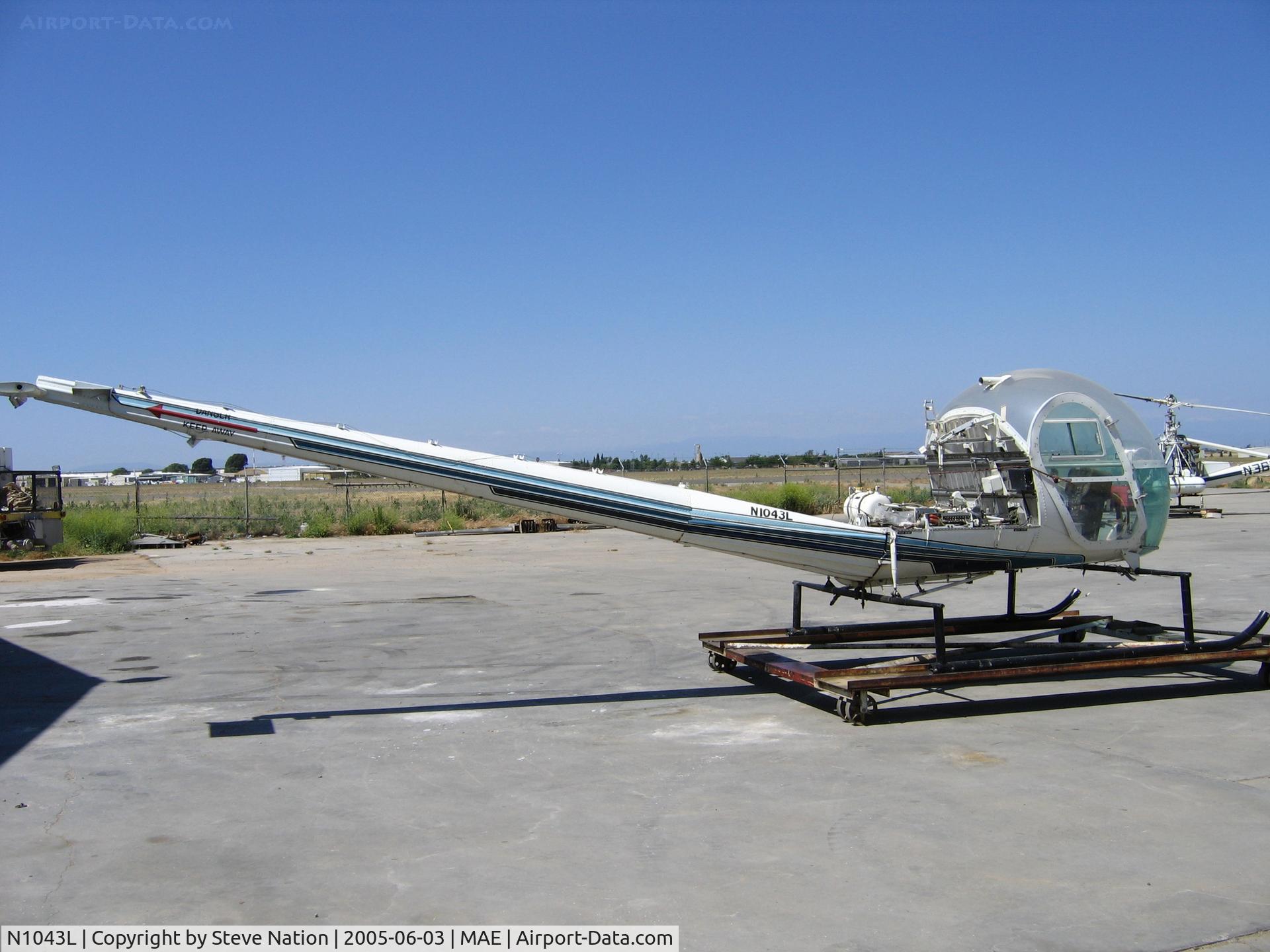 N1043L, 1960 Hiller UH-12E C/N 1219, Frank Martin's 1960 Hiller UH-12E cropduster at Madera, CA