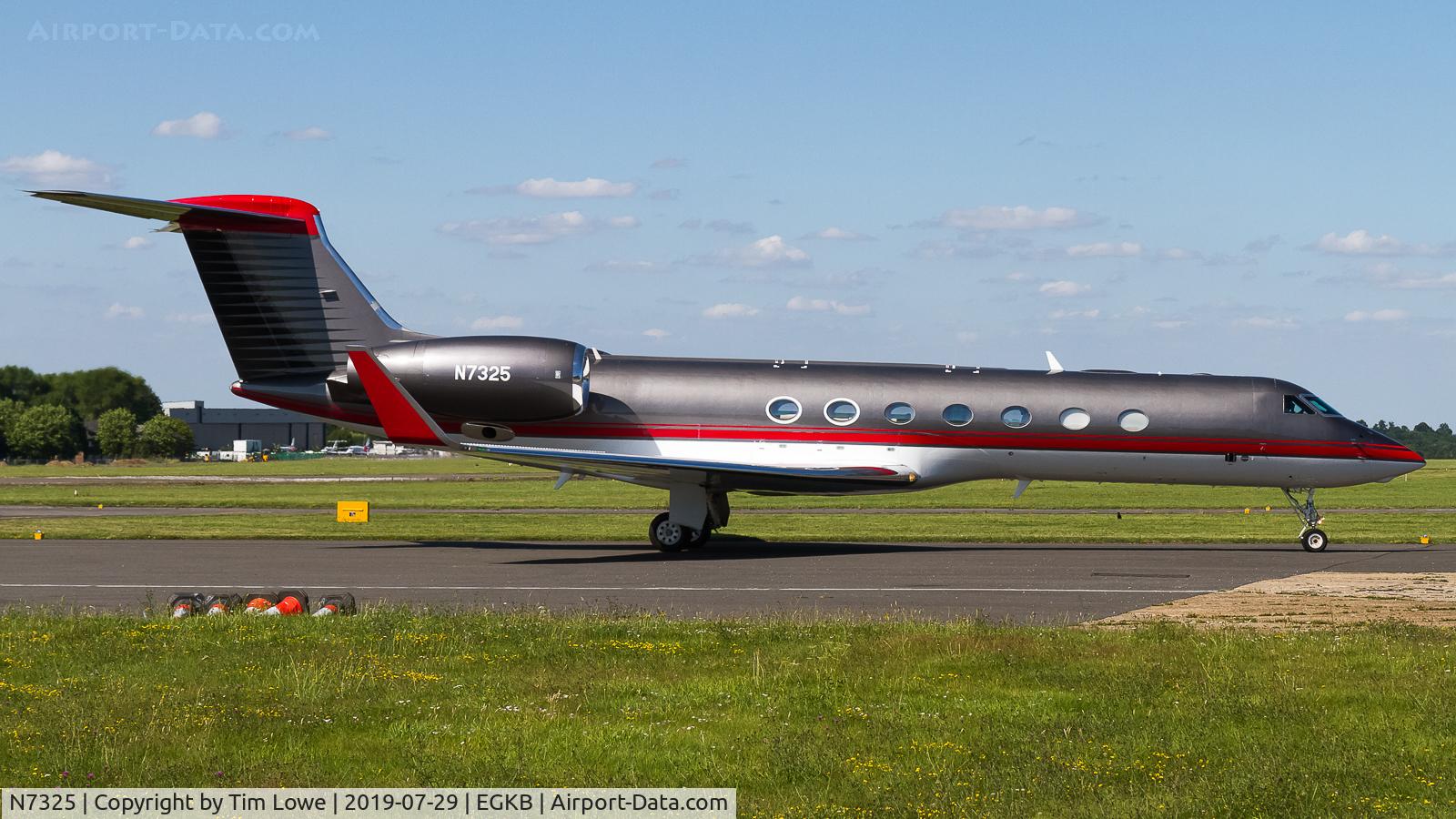 N7325, 2007 Gulfstream Aerospace GV-SP (G550) C/N 5176, Pulling into the Signature Apron