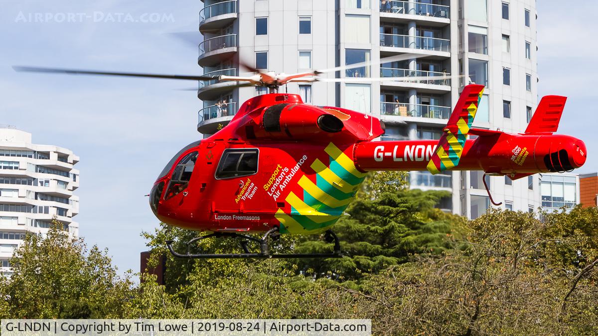 G-LNDN, 2008 MD Helicopters MD-900 Explorer C/N 900-00125, Lifting out of a local park.