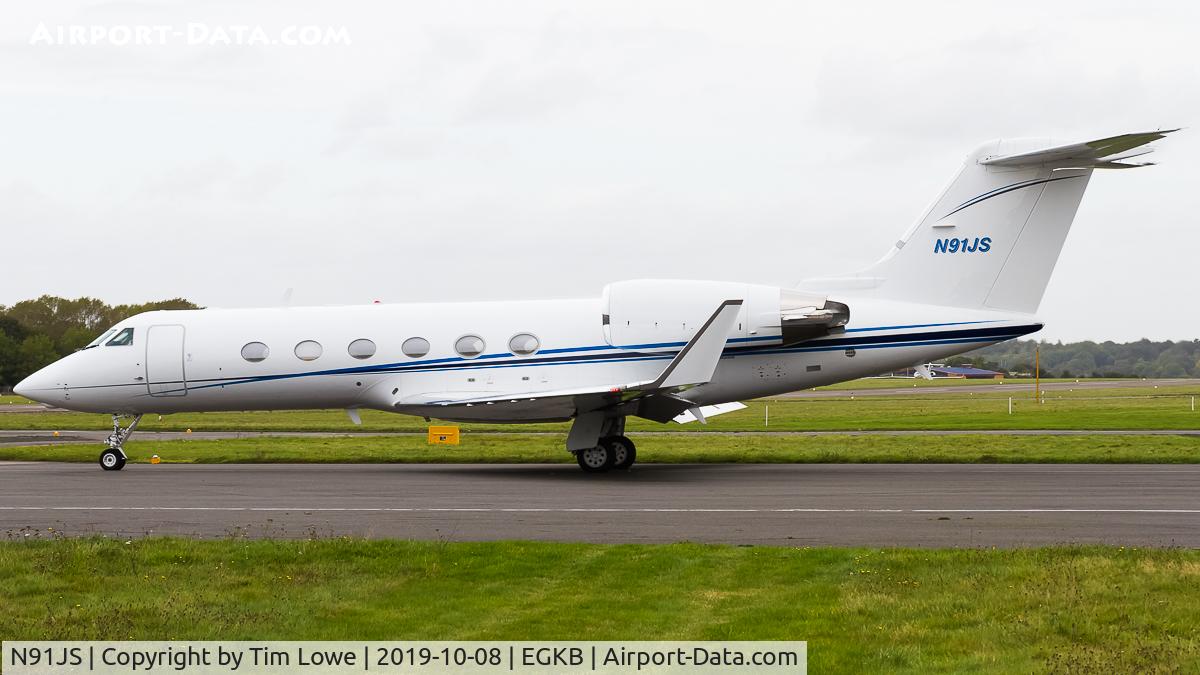 N91JS, 2002 Gulfstream Aerospace G-IV C/N 1485, Taxiing out of the Signature Apron.