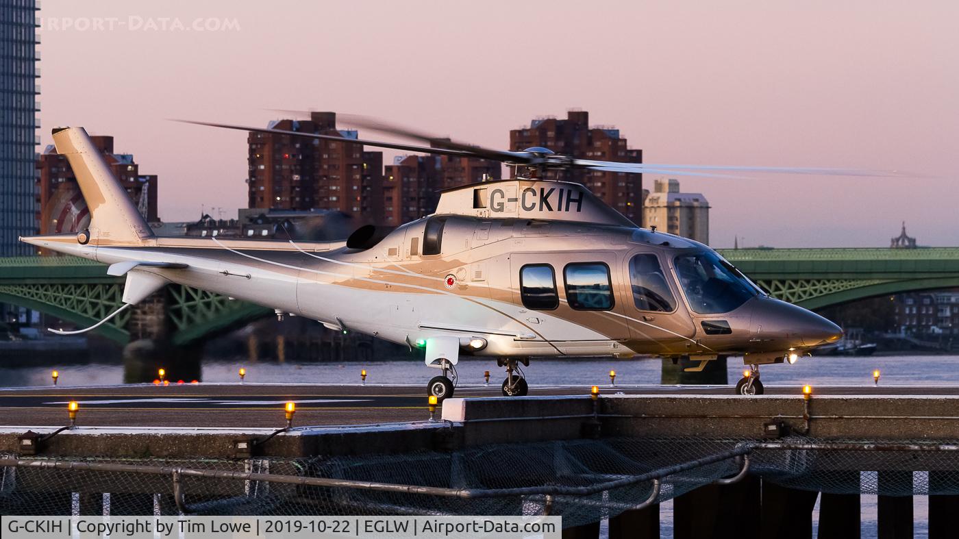 G-CKIH, 2007 Agusta A-109S Grand C/N 22047, Taxiing in at the London Heliport