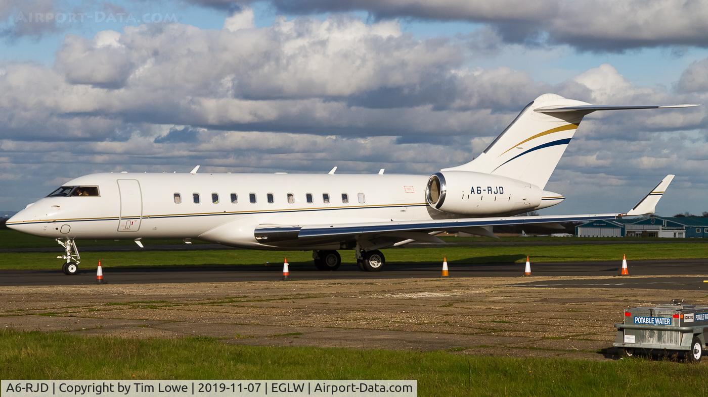 A6-RJD, 2014 Bombardier BD-700-1A10 Global 6000 C/N 9621, Taxiing out of the Bombardier/Signature Apron for a short test flight.