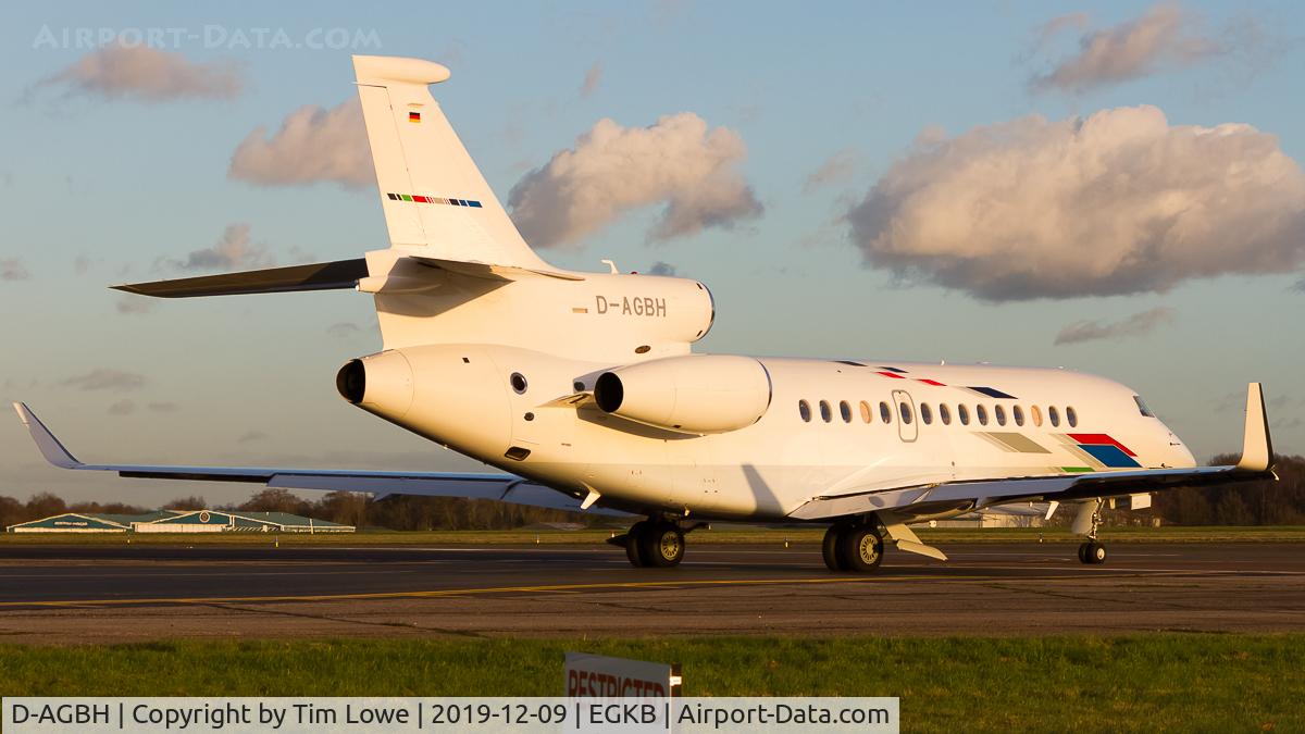 D-AGBH, 2016 Dassault Falcon 7X C/N 270, Taxiing onto runway 21