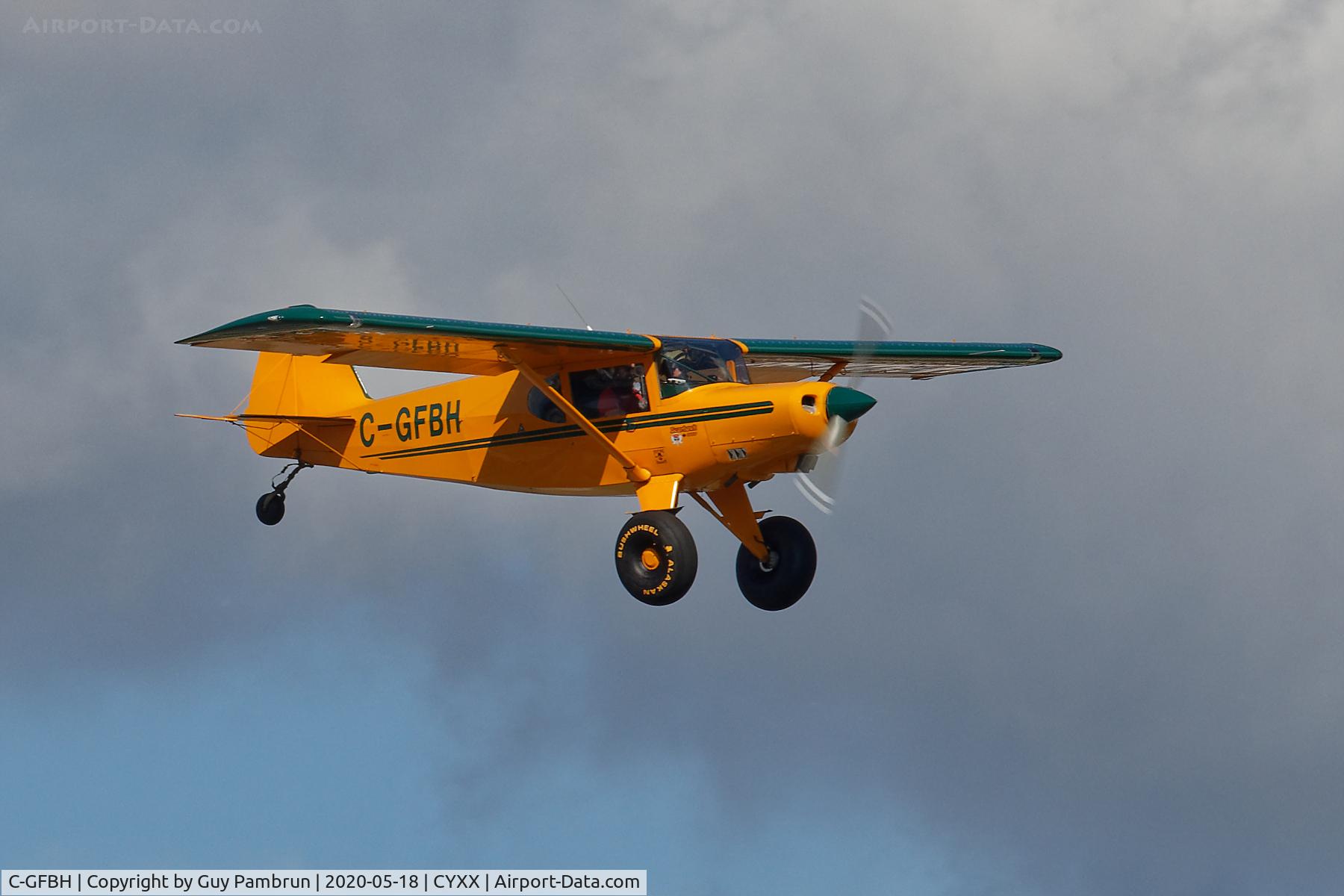 C-GFBH, 2010 Barrows Bearhawk C/N 631, Landing on 19 for pilot briefing and departure to take part in 