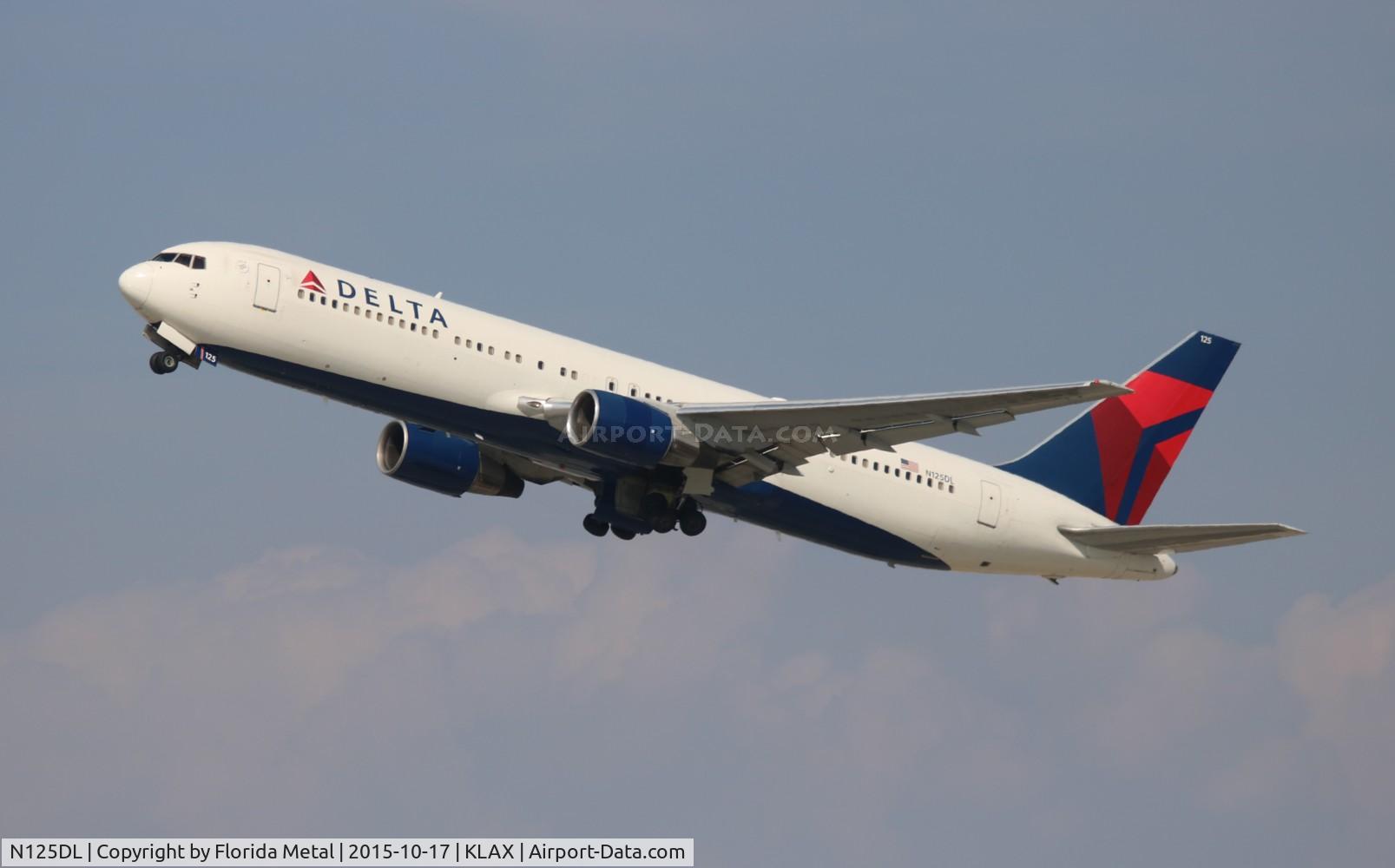 N125DL, 1988 Boeing 767-332 C/N 24075, LAX 2015