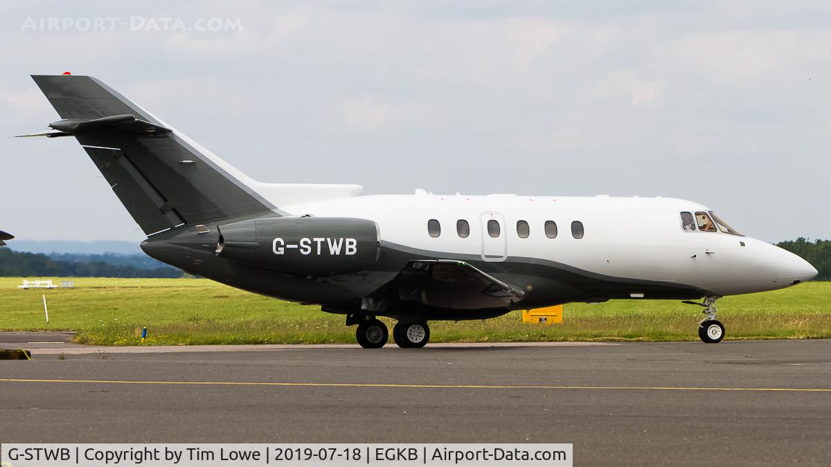 G-STWB, 2008 Hawker Beechcraft 750 C/N HB-17, Taxiing to the Signature Apron.