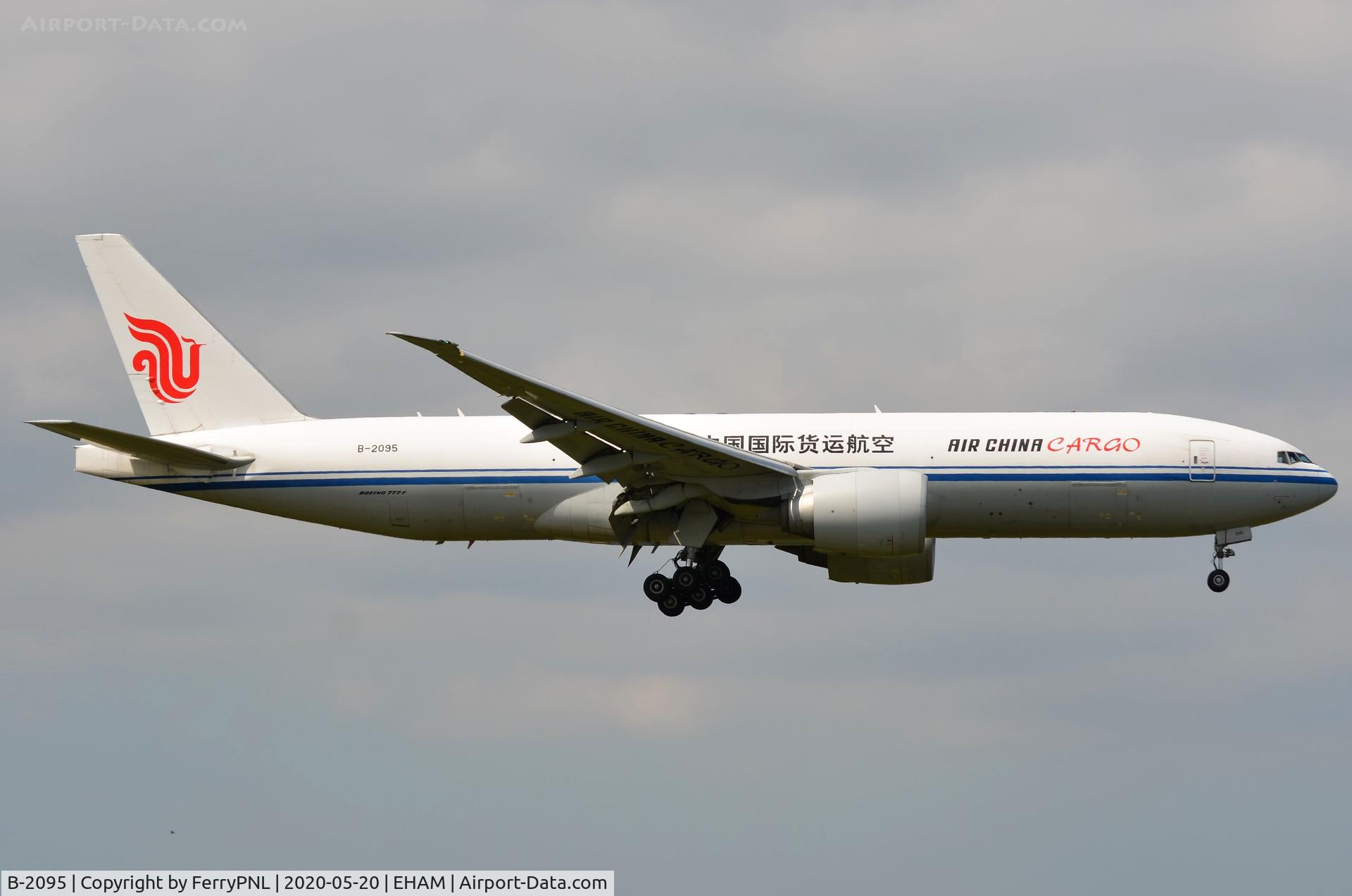 B-2095, 2013 Boeing 777-FFT C/N 44678, Air China B772F arriving