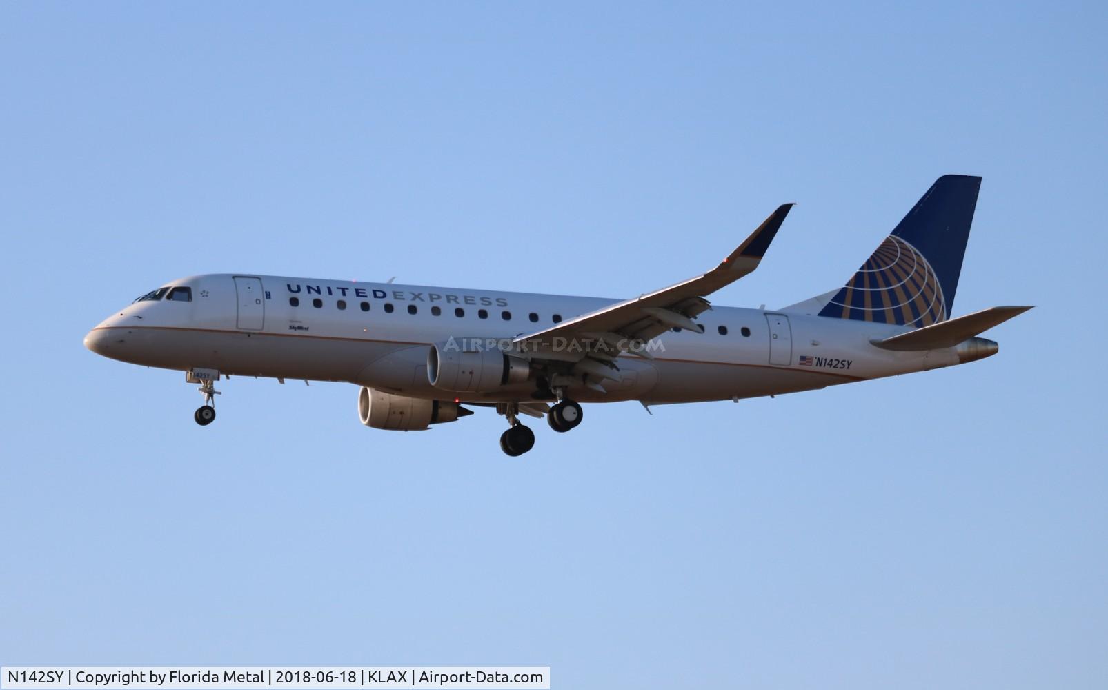 N142SY, 2015 Embraer 175LR (ERJ-170-200LR) C/N 17000475, LAX 2018