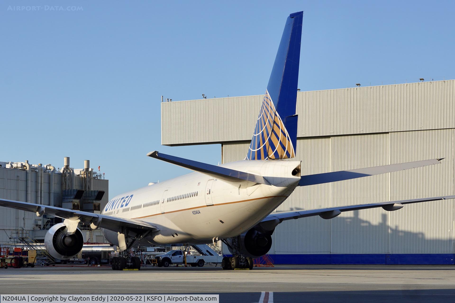N204UA, 1999 Boeing 777-222/ER C/N 28713, SFO 2020.