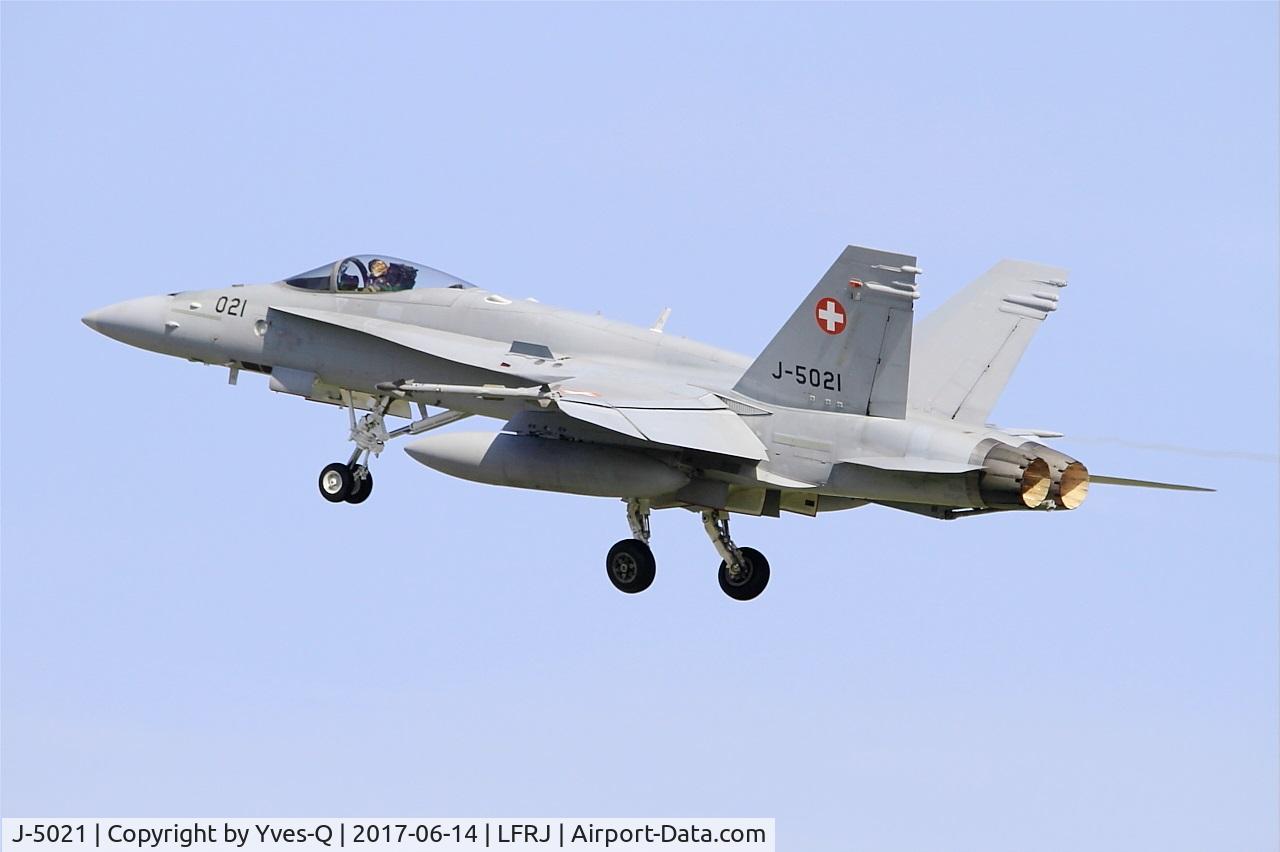 J-5021, McDonnell Douglas F/A-18C Hornet C/N 1370/SFC021, McDonnell Douglas FA-18C Hornet, Take off rwy 08, Landivisiau Naval Air Base (LFRJ) Tiger Meet 2017
