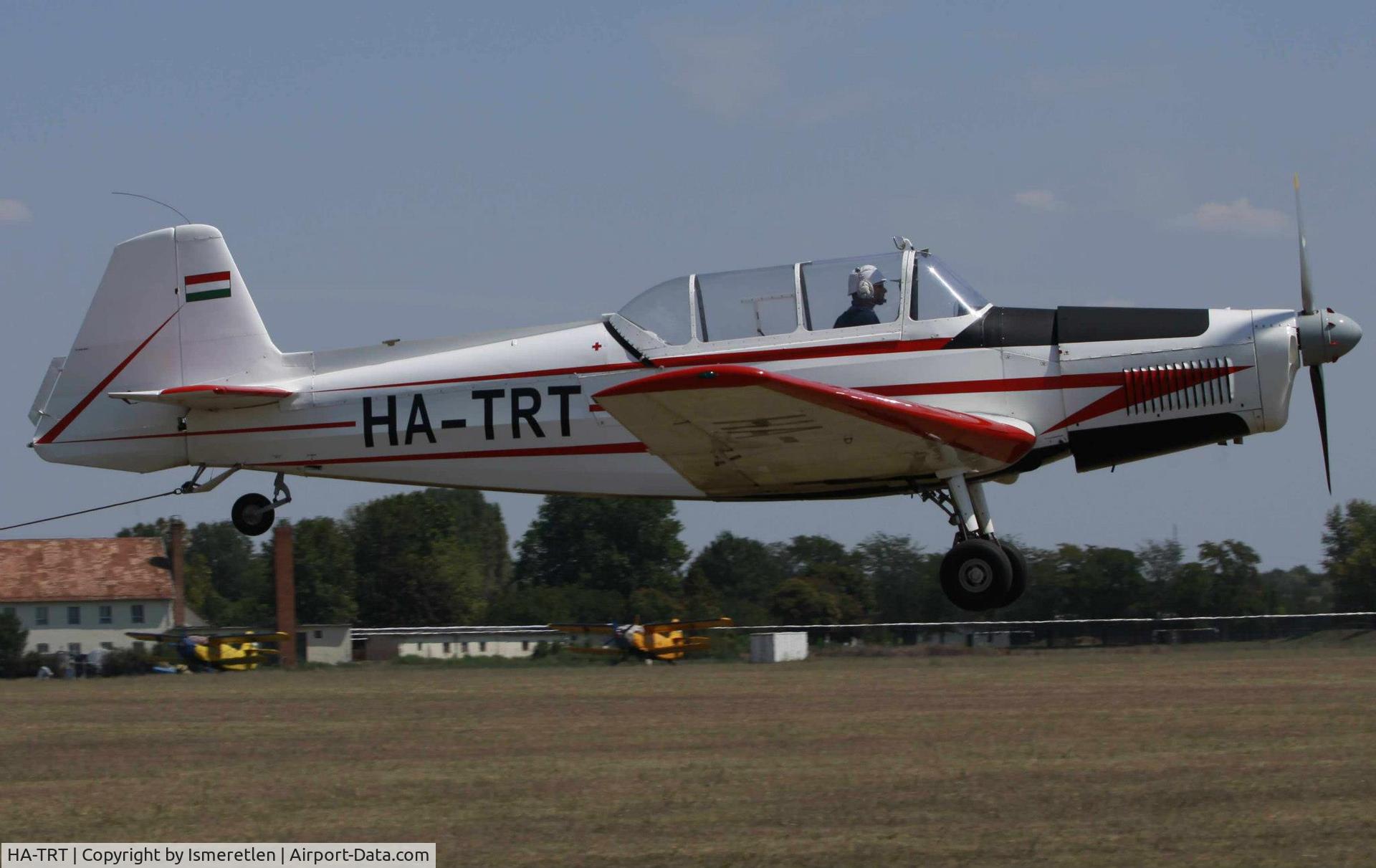 HA-TRT, 1963 Zlin Z-326MS Trener Master C/N 0833, Vontatás