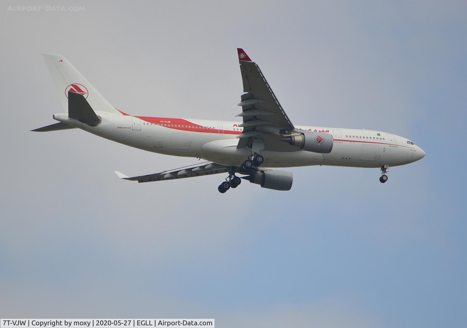 7T-VJW, 2005 Airbus A330-202 C/N 647, Airbus A330-202 on finals to 9R London Heathrow.