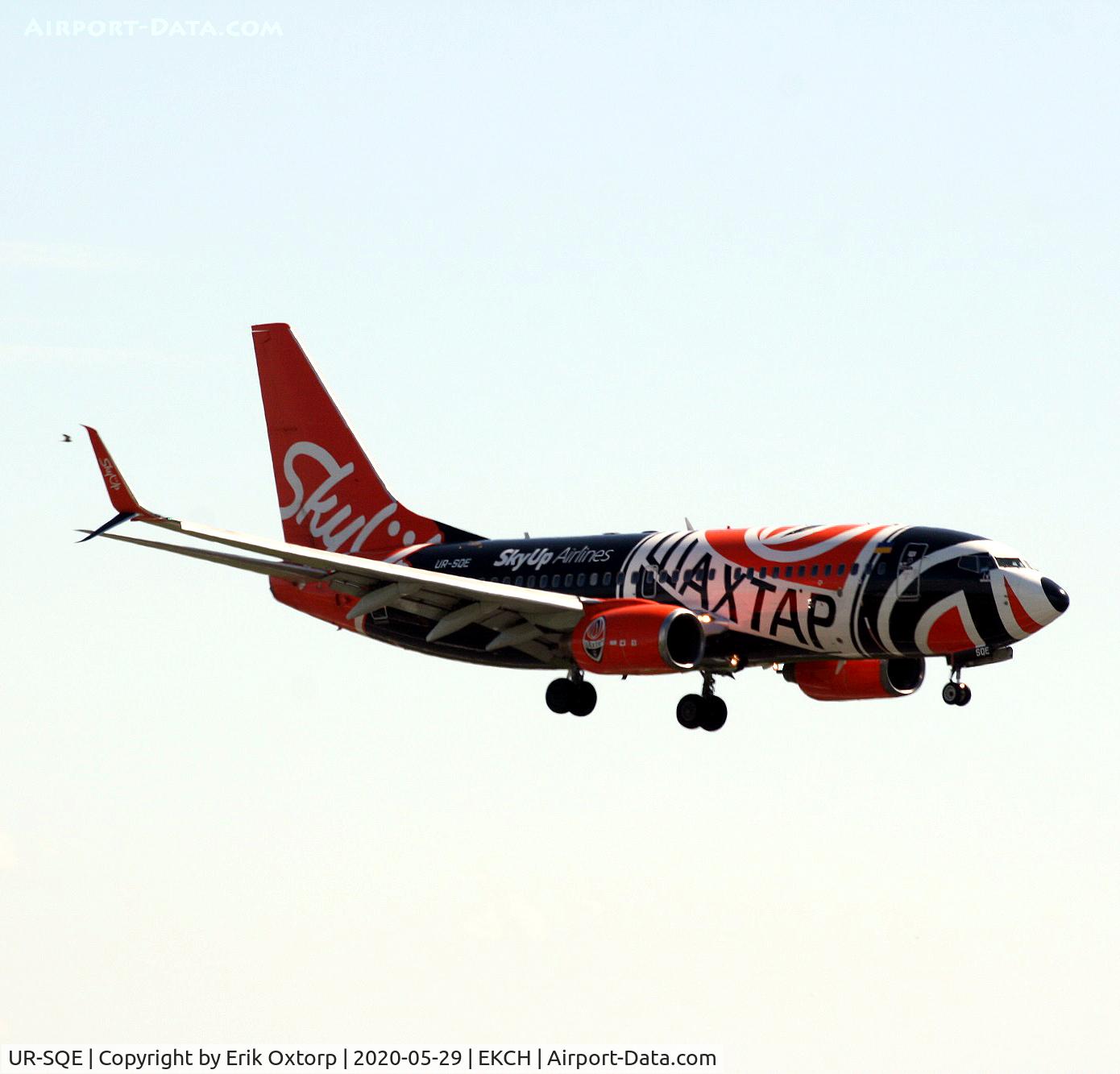 UR-SQE, 2003 Boeing 737-75C C/N 30034, UR-SQE landing rw 22R