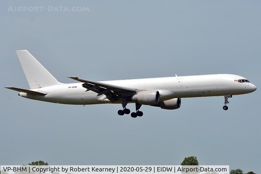 VP-BHM, 1991 Boeing 757-222SF C/N 25368, Short finals r/w 10