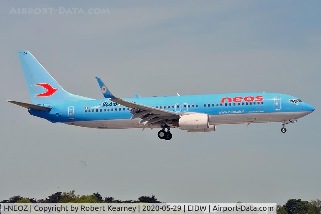 I-NEOZ, 2006 Boeing 737-86N C/N 34257, Short finals r/w 10