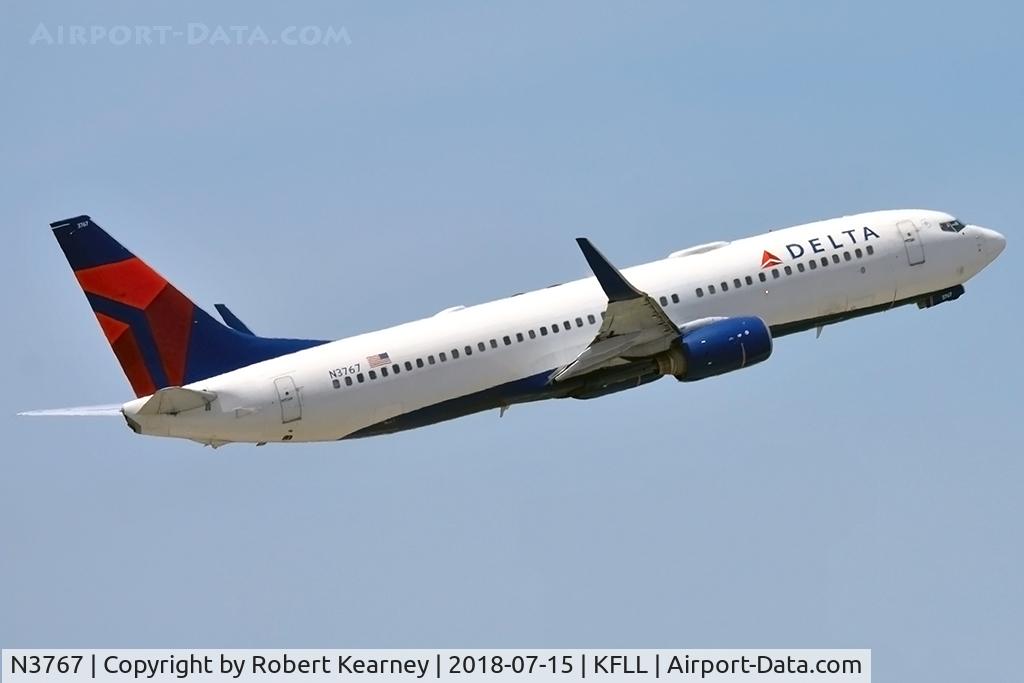 N3767, 2001 Boeing 737-832 C/N 30821, Climbing out on departure