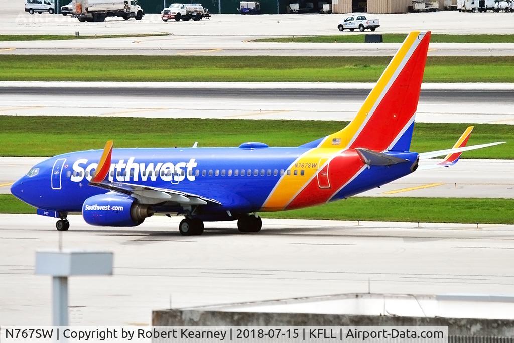 N767SW, 2000 Boeing 737-7H4 C/N 29807, Taxiing out for departure