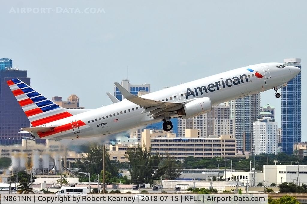 N861NN, 2010 Boeing 737-823 C/N 31109, Climbing out on departure
