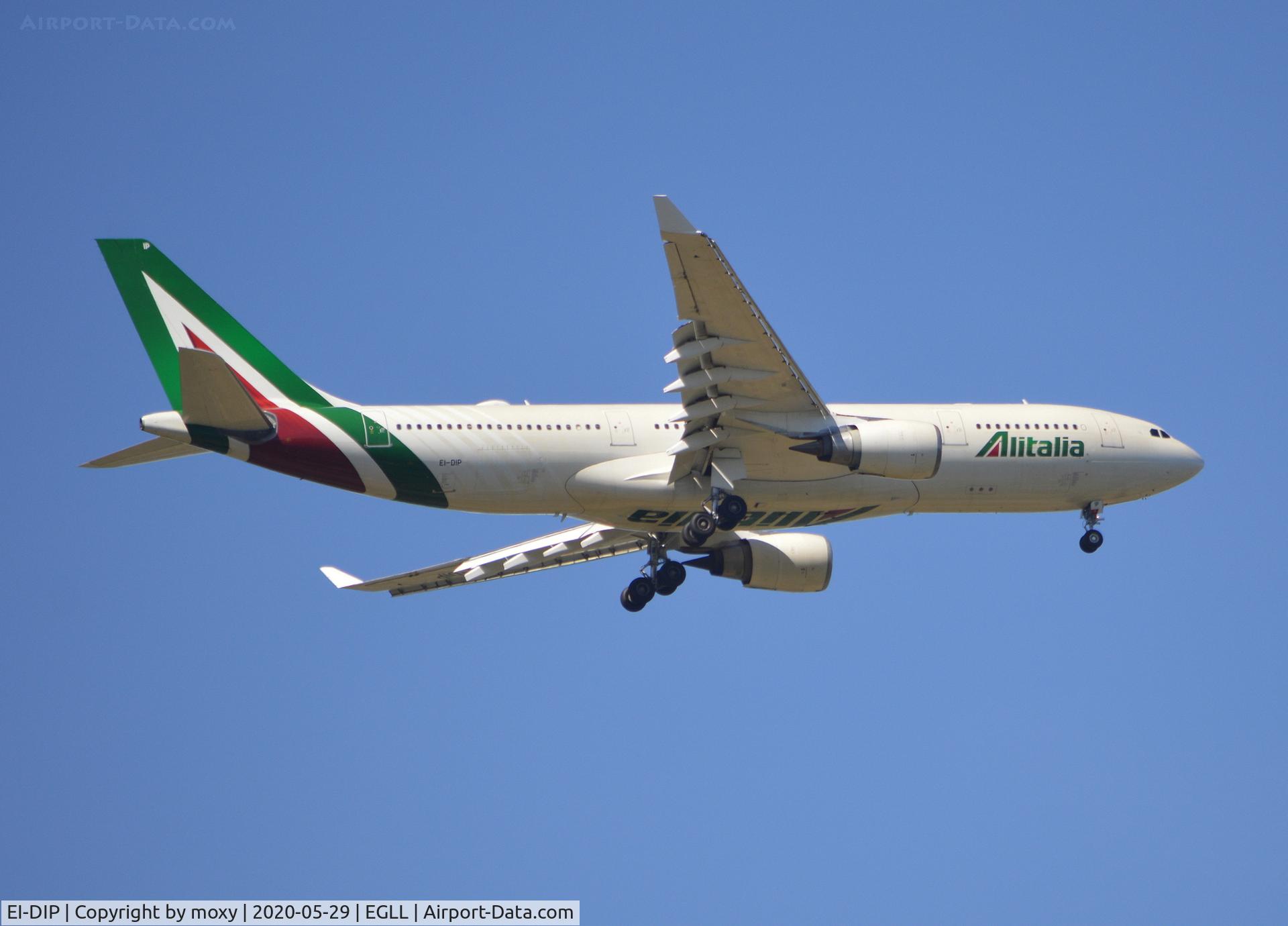 EI-DIP, 2000 Airbus A330-202 C/N 339, Airbus A330-202 on finals to 9R London Heathrow.