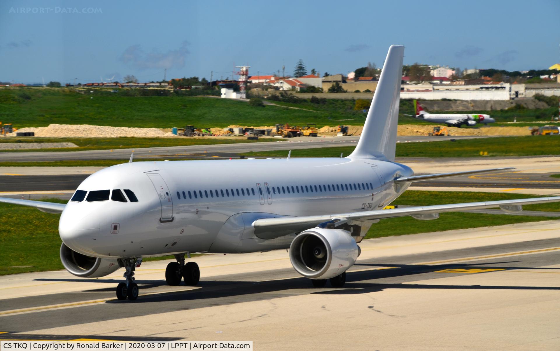 CS-TKQ, 2004 Airbus A320-214 C/N 2325, Taxi for takeoff Lisboa